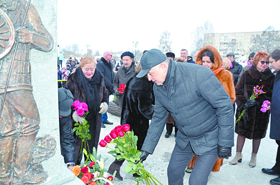 Губернатор Ленинградской области Александр Дрозденко возложил цветы к подножию монумента.