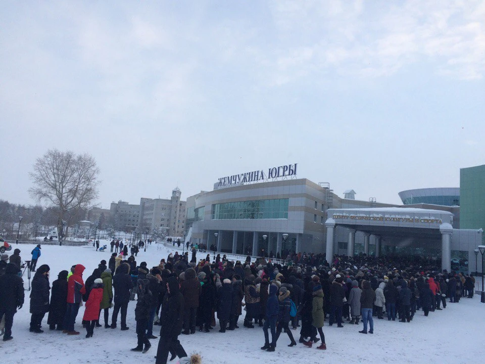 Десятки тысяч человек пришли попрощаться с погибшими детьми и тренерами. Фото: admhmao.ru