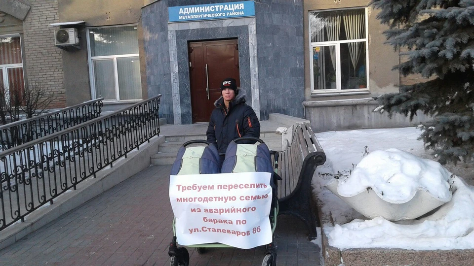 Трое Комисаровых (папа и две дочки) вышли на пикет.