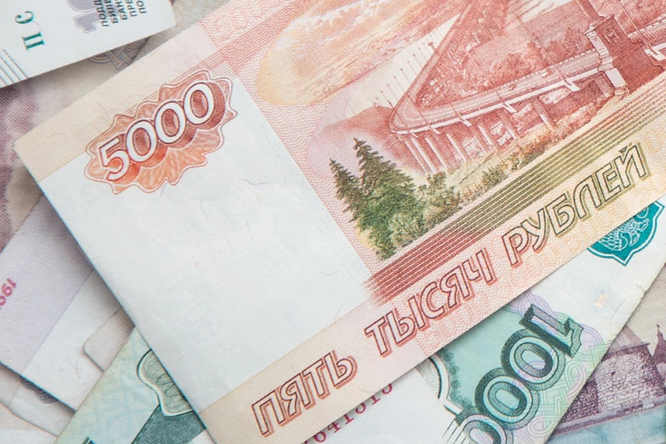 Чаще всего отличить поддельную купюру от настоящей может только банковская техника.