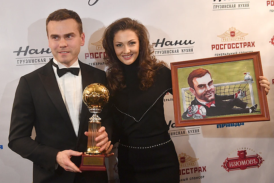 Вратарь Игорь Акинфеев с супругой Екатериной на церемонии вручения премии.