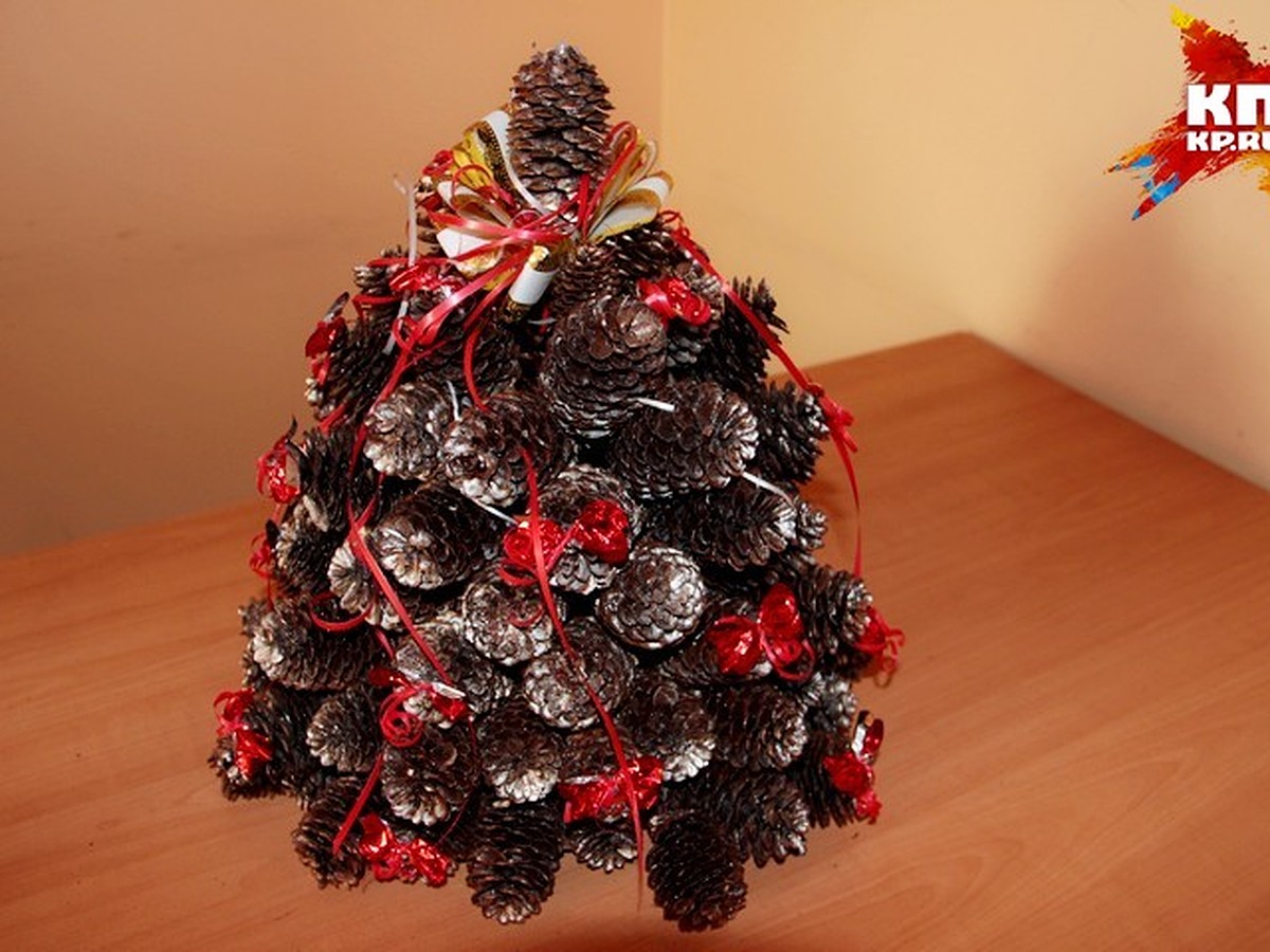 Успеть за полчаса: как сделать новогоднюю ёлку из подручных материалов