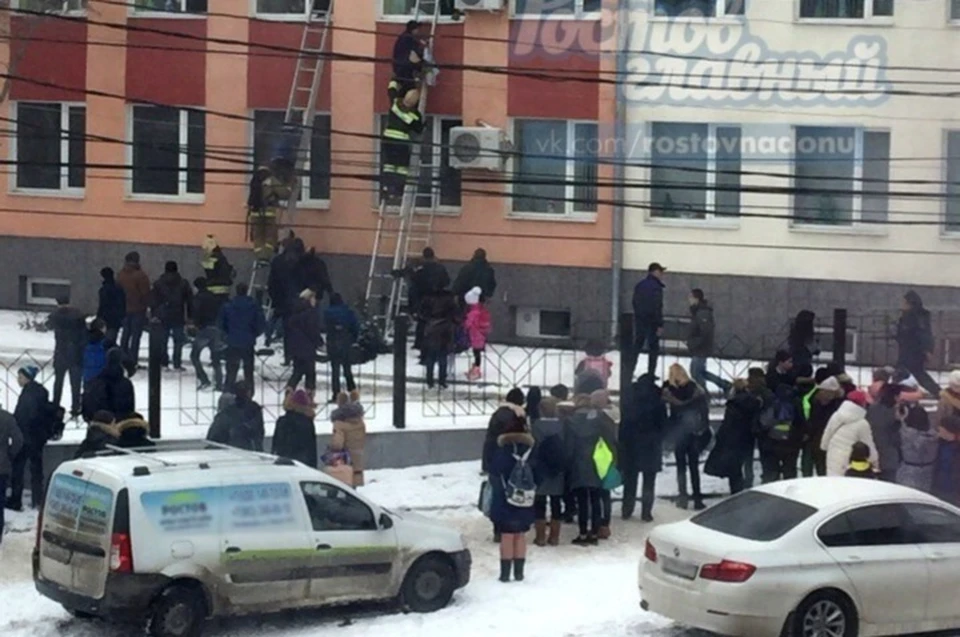 Пожар начался днем, когда дети находились в классах. Фото: ВК "Ростов-на-Дону | Главный"