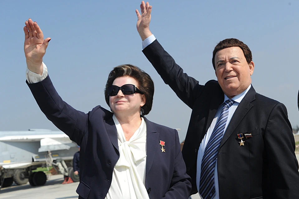 Иосиф Кобзон и Валентина Терешкова во время визита на российскую авиабазу "Хмеймим"
