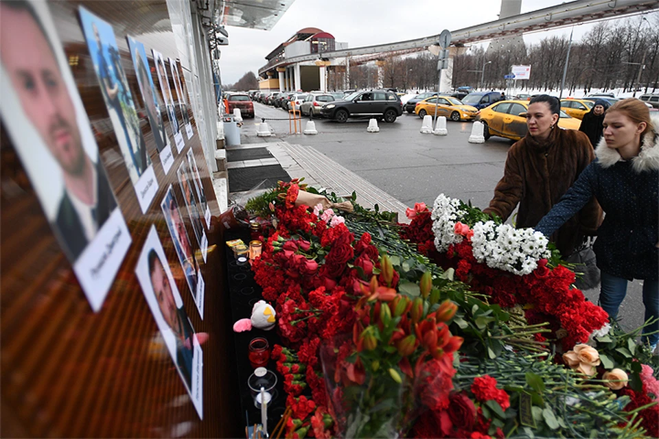Цветы в память о погибших журналистах в Останкино.