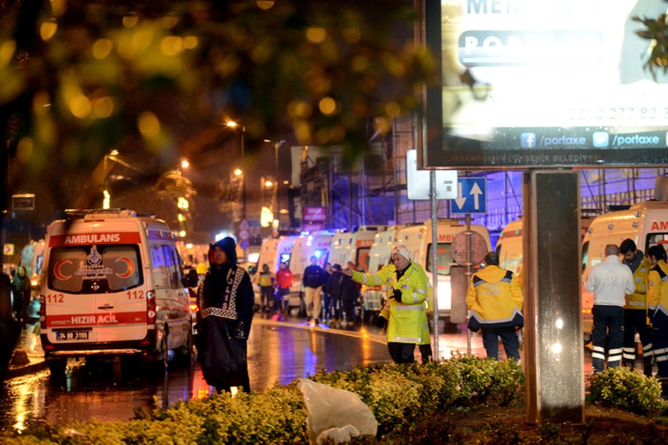 Полиция и медики работают на месте нападения на ночной клуб в Стамбуле