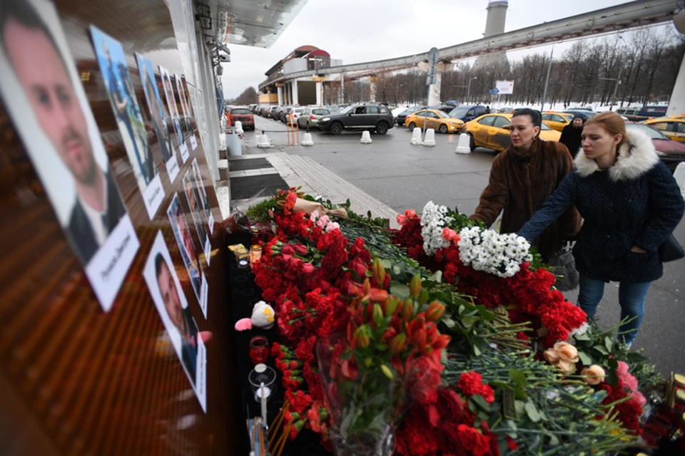 Цветы возле телецентра Останкино в память о погибших в авиакатастрофе над Черным морем
