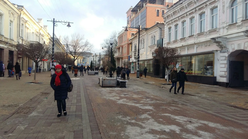 Симферопольцы обнаружили, что новенькая брусчатка расползается - между камнями зияют щели.