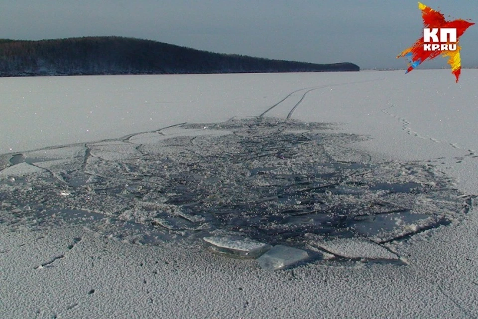 На Волге под Саратовом снегоход провалился под лед: погибли мужчина и двое детей.