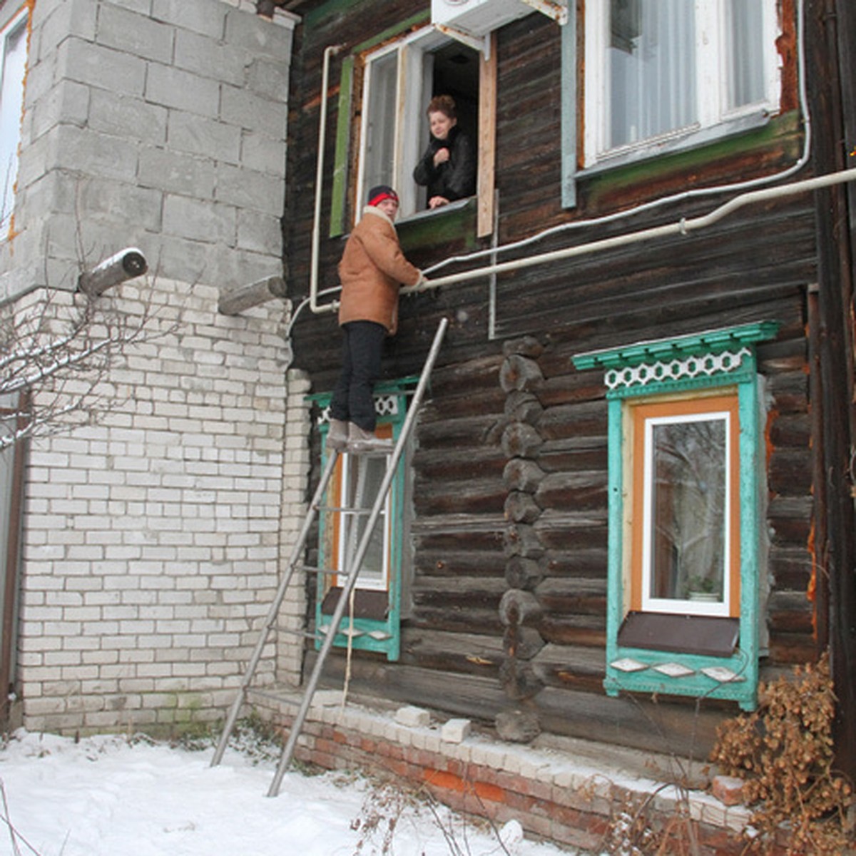 Пенсионеры в Дзержинске уже два месяца попадают домой через окно из-за ссоры  с соседями - KP.RU