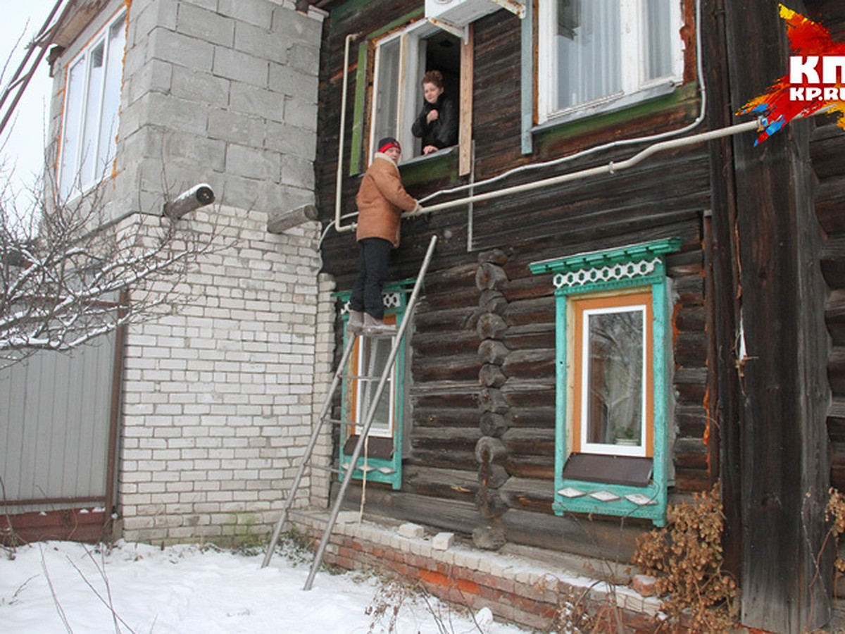 Пенсионеры в Дзержинске уже два месяца попадают домой через окно из-за ссоры  с соседями - KP.RU