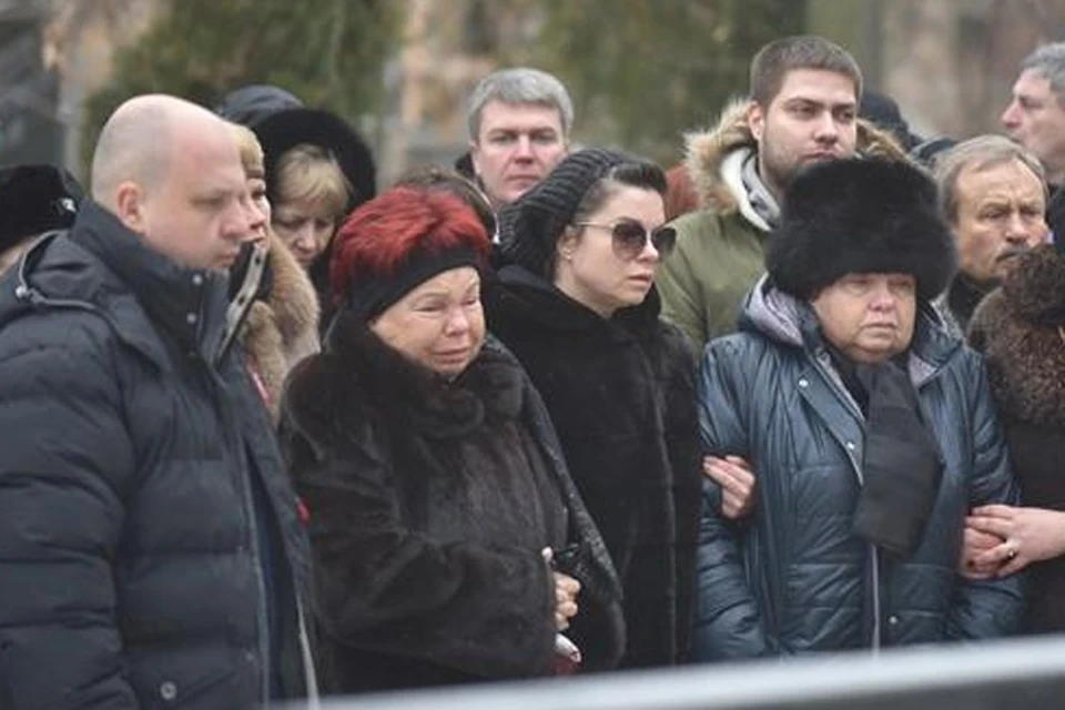 На кладбище певица приехала со своей мамой Людмилой Порывай. ФОТО Оскар ЯНСОНС/kp.ua