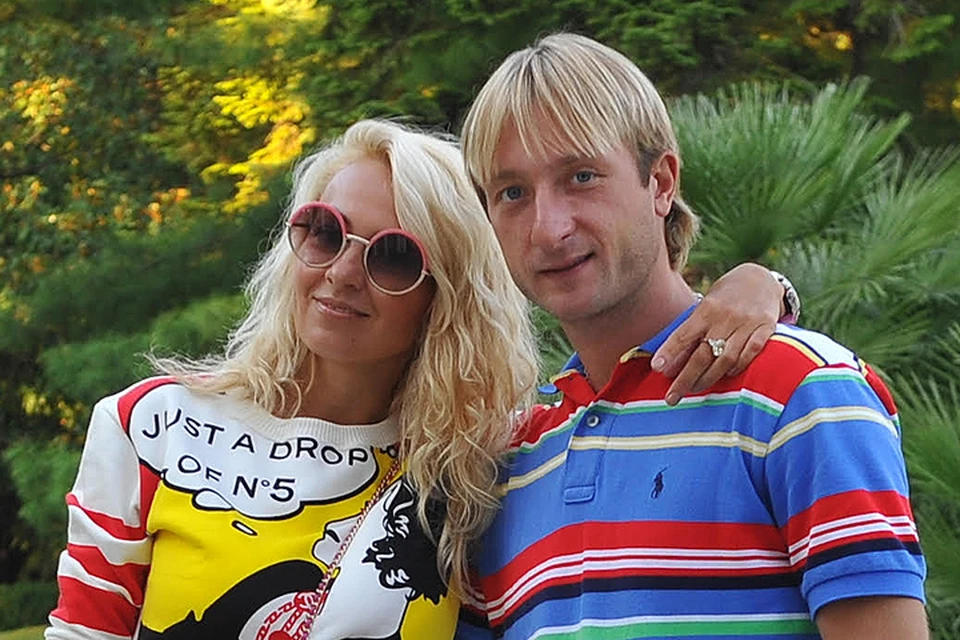 Плющенко и Рудковская разделись для рекламы нижнего белья