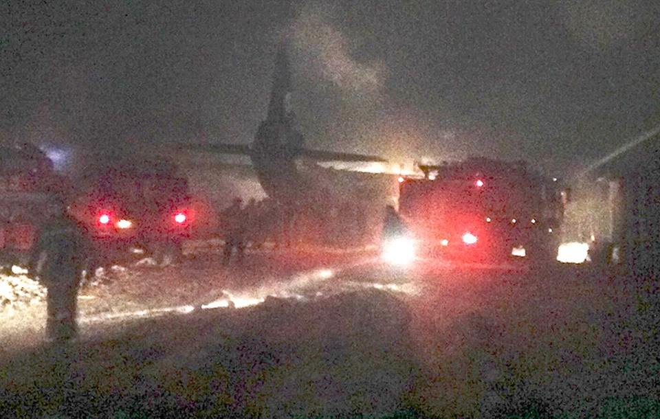 26 декабря 2013 г. На месте падения транспортного самолета Ан-12, который разбился при посадке на аэродроме "Иркутск-2". Фото ИТАР-ТАСС/ МЧС по Иркутской области