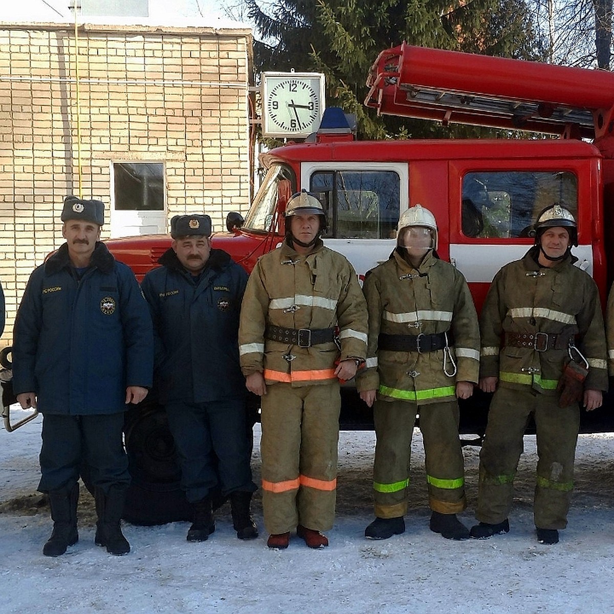 Из горящей пятиэтажки в Тверской области пожарные вынесли на руках трех  человек - KP.RU