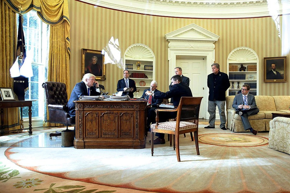 Дональд Трамп и его соратники в Овальном кабинете во время телефонного разговора с Владимиром Путиным.