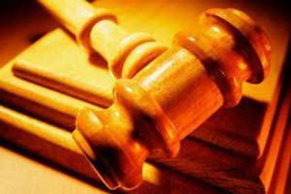 30 января к дочери и жене политика около дома подошел сосед и, достав нож, стал угрожать.
