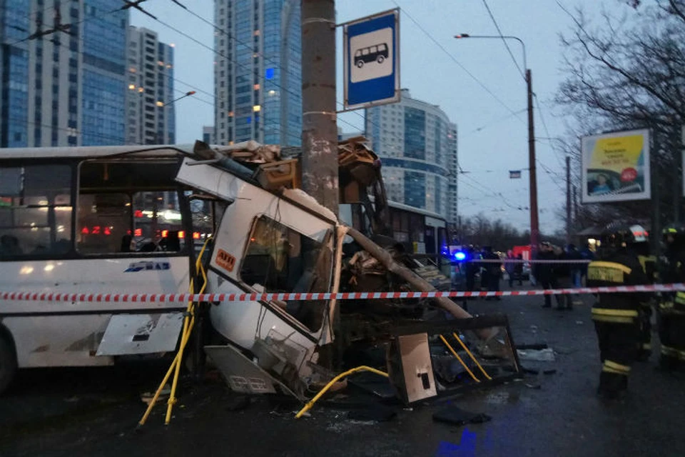 Чп санкт петербург. Авария в Санкт Петербурге автобус. Авария с маршруткой на перекрестке Типанова Космонавтов. ДТП И ЧП Санкт-Петербург за сутки с участием автобуса. Авария маршрутки на Типанова.