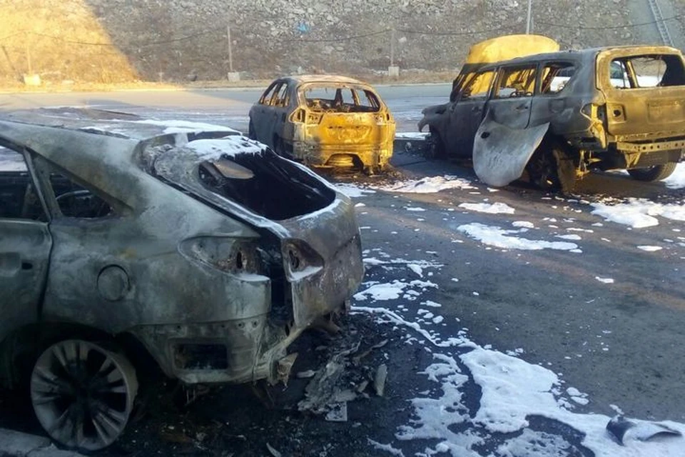 Три внедорожника сгорели ночью на Патрокле Фото: очевидцы происшествия