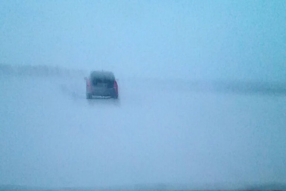 Из-за метели автомобилисты четыре часа пробыли в снежном плену между поселками Козиха и Ирмень. Фото: Ваган МКРТЧЯН