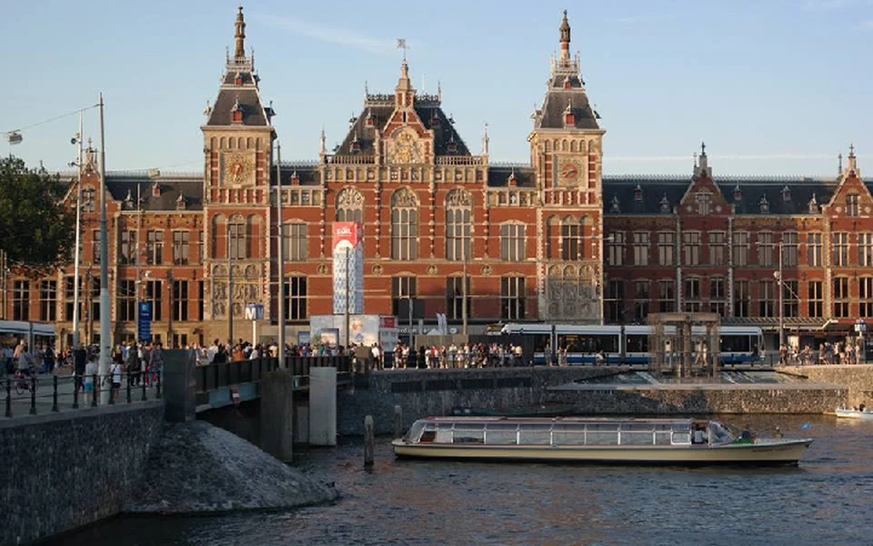 Амстердам - в десятке городов, куда россияне собираются на майские праздники.