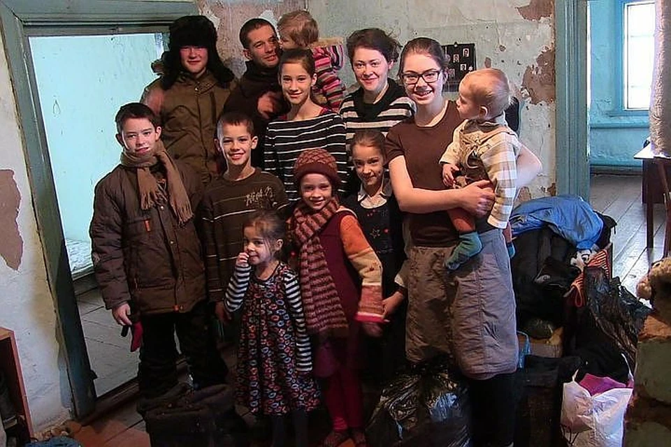 Многодетная семья зимовала в полузаброшенном четырехкомнатном доме. Фото: Ростислав АЛИЕВ/газета «Правда Севера»