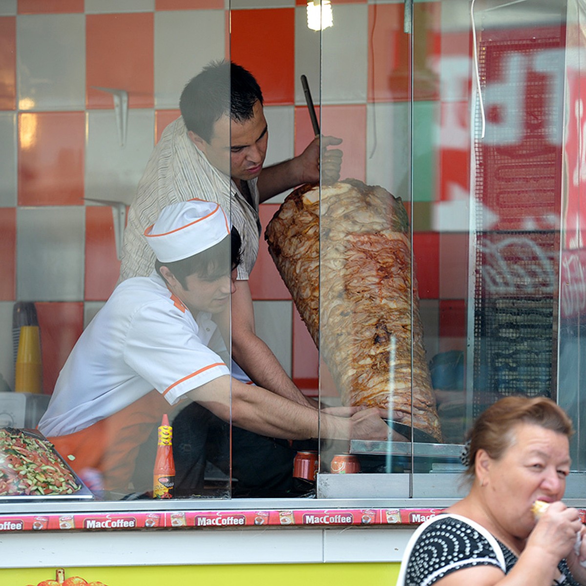 В Челябинске шаурму делают из мяса, которое приносят с помойки бродяги -  KP.RU