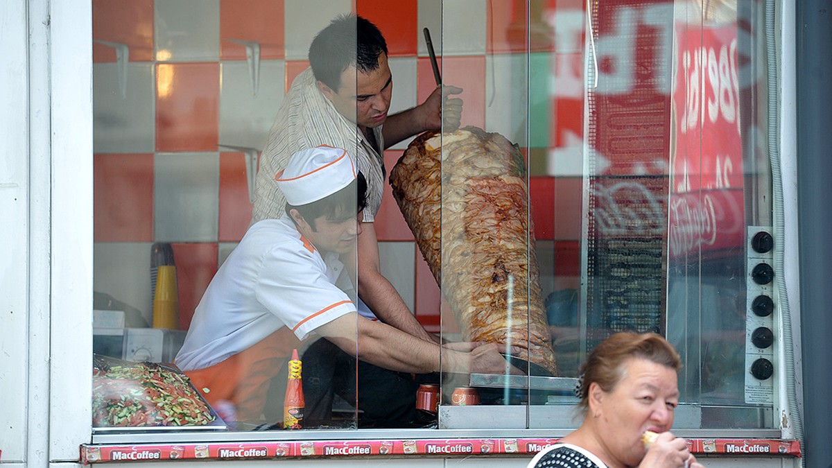 В Челябинске шаурму делают из мяса, которое приносят с помойки бродяги -  KP.RU