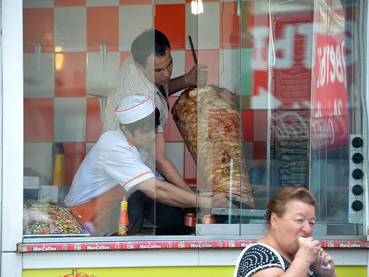 В Челябинске шаурму делают из мяса, которое приносят с помойки бродяги -  KP.RU