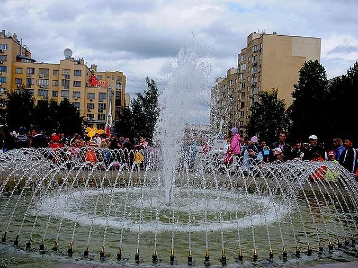 Кемерово бульвар. Фонтаны Кемерово на бульваре. Город Кемерово бульвар Строителей фонтан. Фонтан на бульваре. Фонтан улица Строителей.