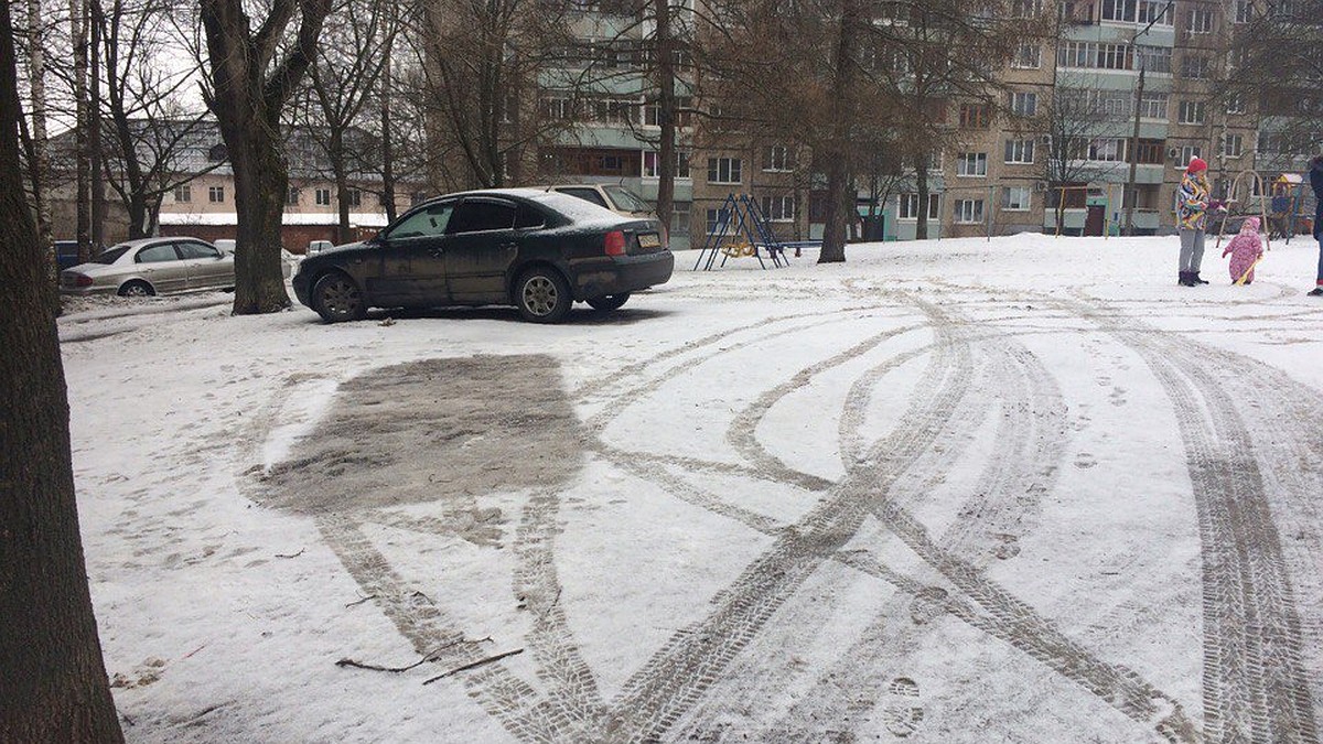 Жители владимирской многоэтажки паркуют машины на детской площадке - KP.RU