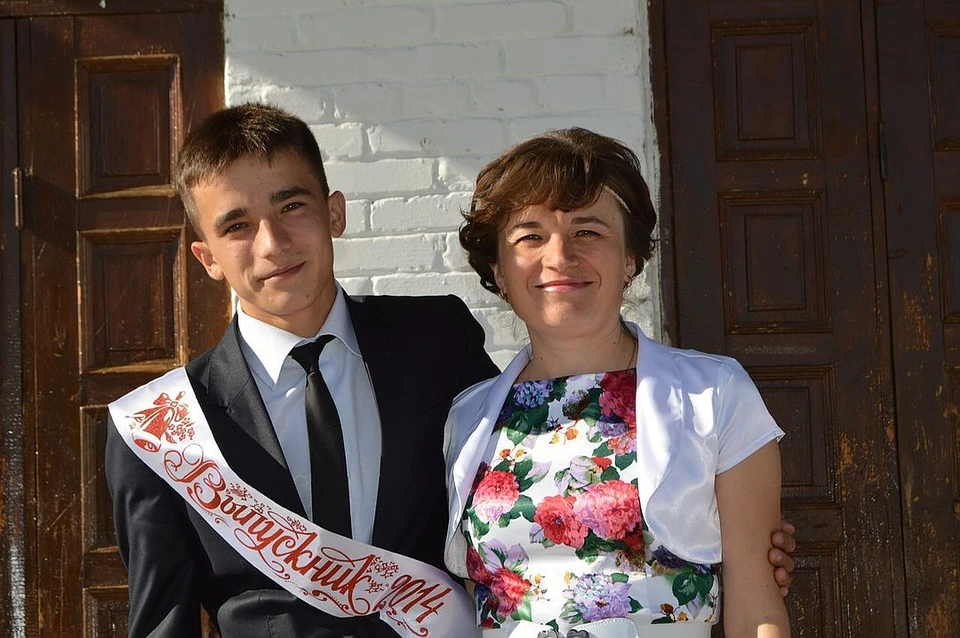 Сергей Семенов с мамой на школьном выпускном