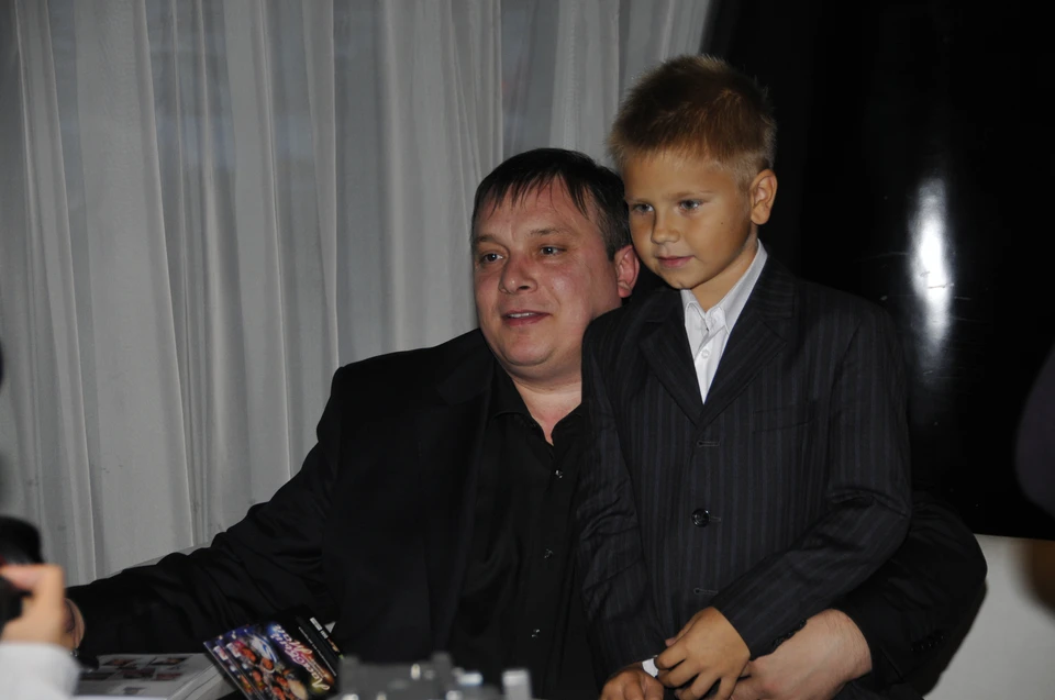 Андрей Разин с сыном в 2009 году