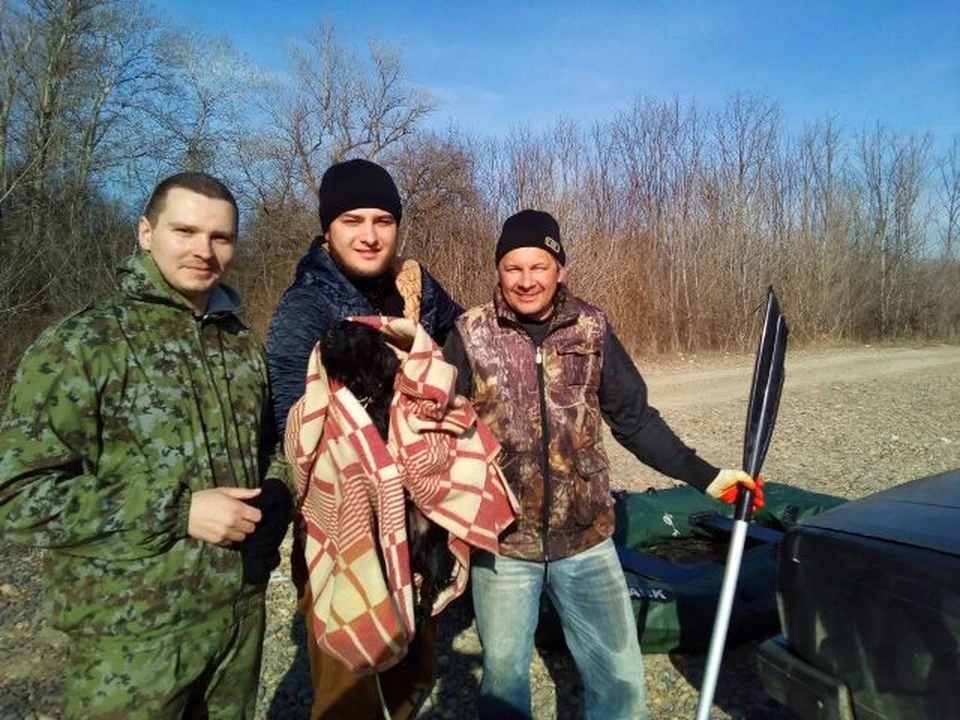 Армавирцы Любомир Гимбатдибиров (в центре), его друг Андрей (слева) и Ларион вместе со спасенным Робинзоном. Фото: Любомир Гимбатдибиров