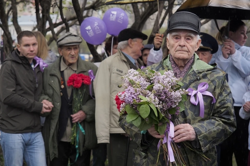 Картинки к 9 мая с сиренью