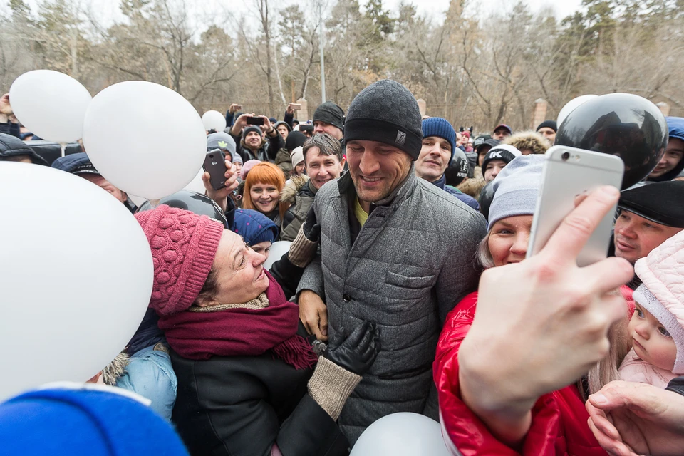 Чемпион мира по боксу Сергей Ковалев посетил родной Челябинск