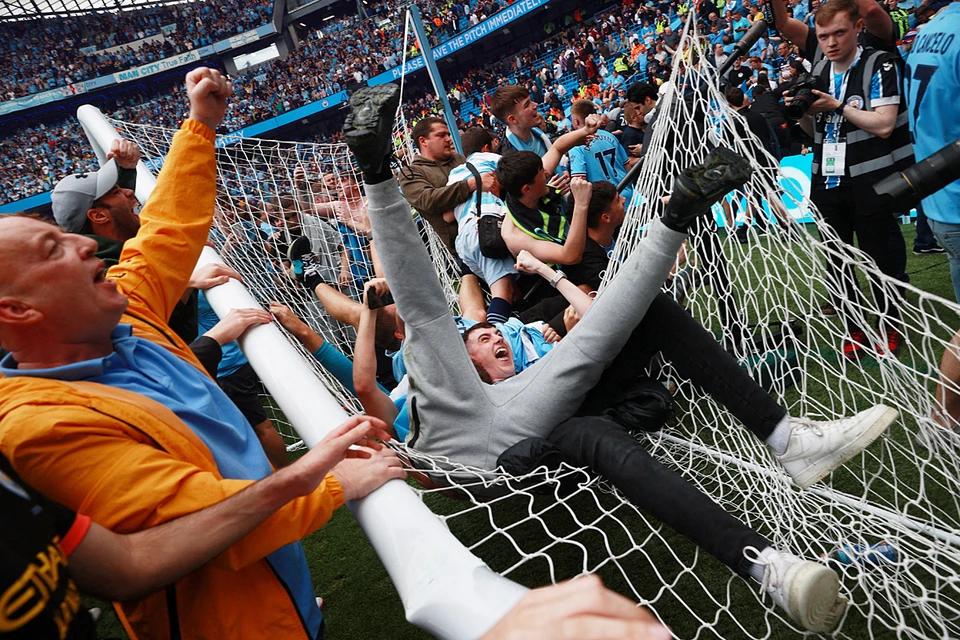 Фанаты "Манчестер Сити" празднуют победу своей команды в Чемпионате Англии. Это вторая подряд победа клуба в турнире и восьмая за все время. Фото: Reuters