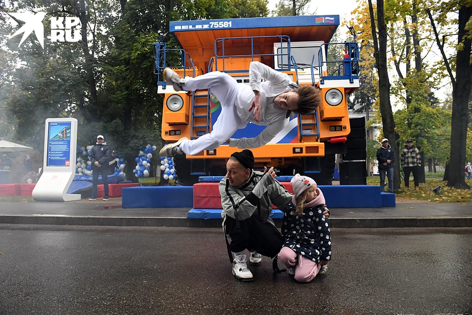 На ВДНХ в Москве открылась экспозиция, на которой представили один из самых мощных в мире карьерный самосвалов "БЕЛАЗ". Фото: Михаил Фролов