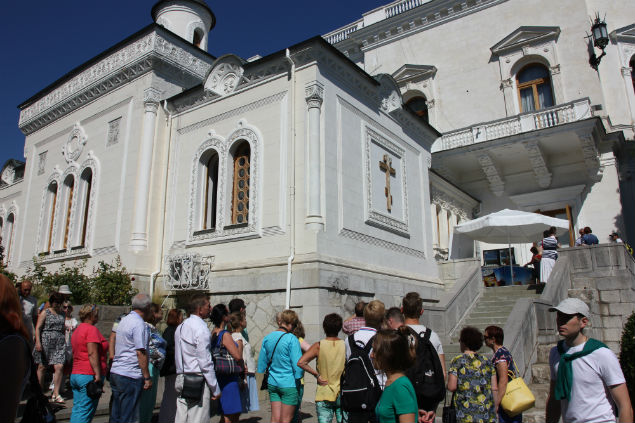 Храм построли в честь православного праздника Воздвижения Честного и Животворящего Креста Господня.