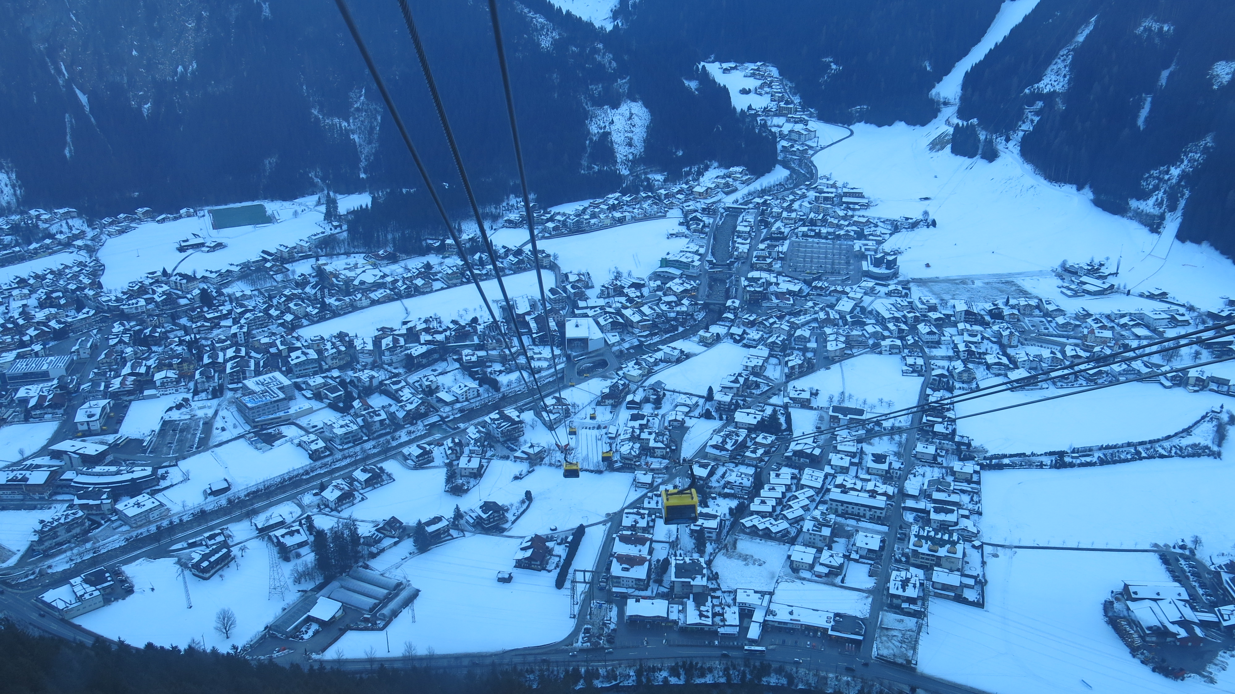 Вид из гондольного подъемника на Майрхофен.