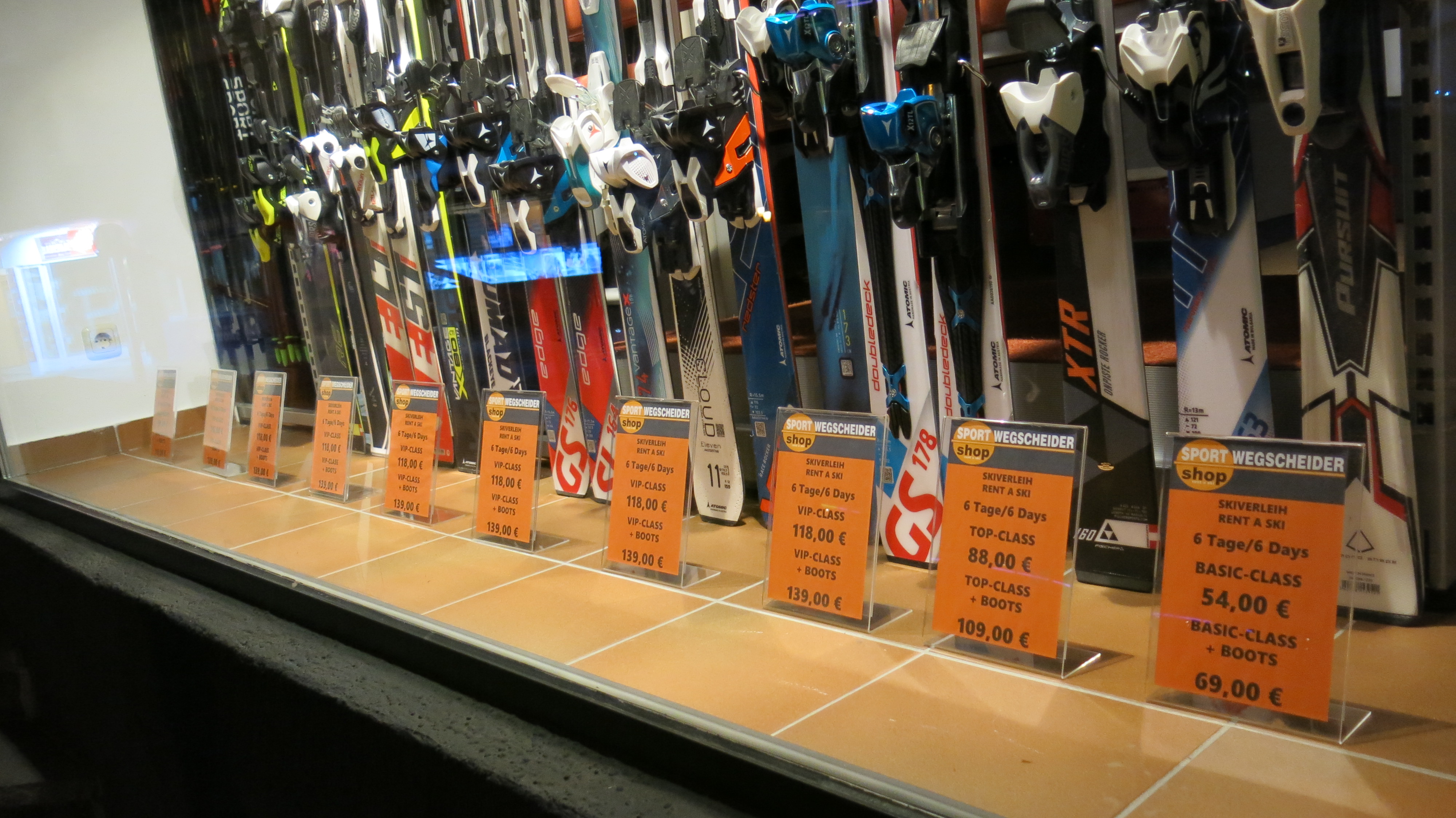 Взять в прокат можно лыжи или сноуборд и ботинки на любой вкус и кошелек.