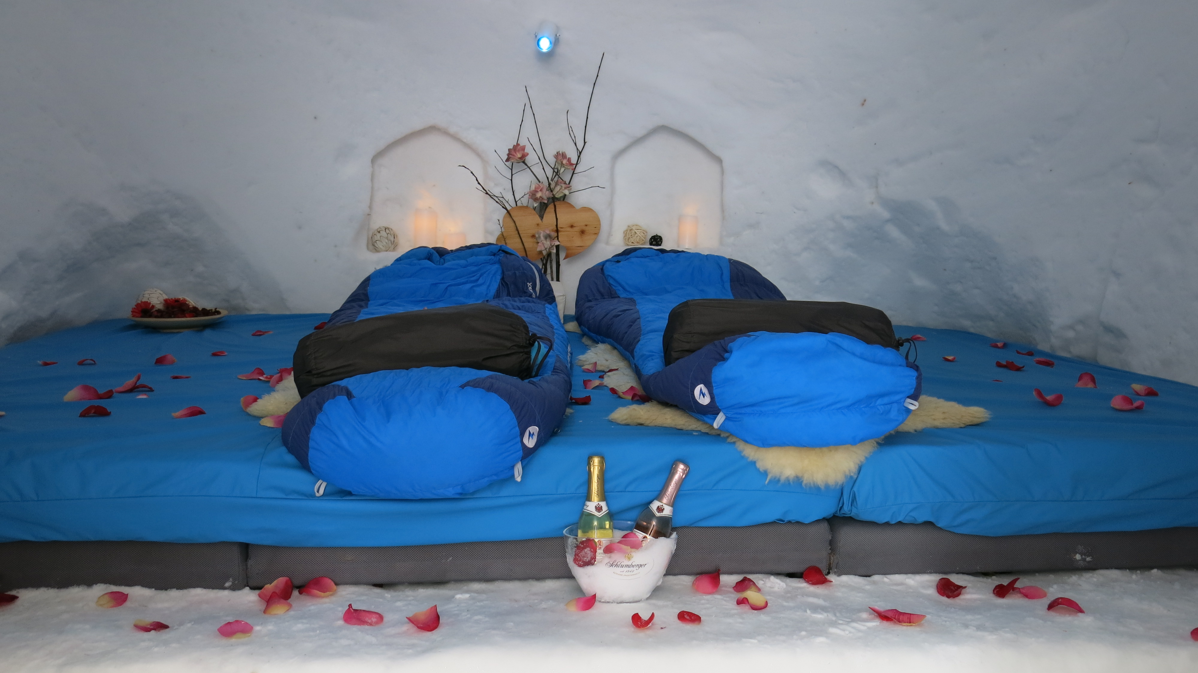 Арктический спальный мешок, шампанское и лепестки роз - отличный набор для ночевки под снегом.