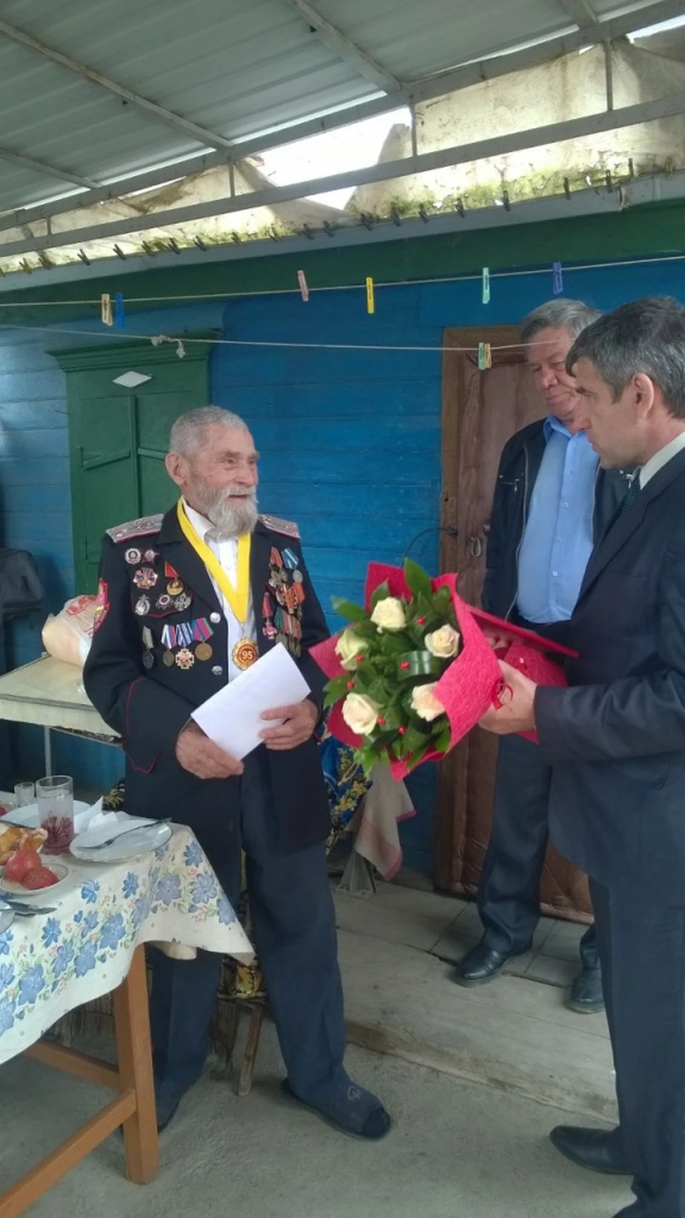 Петра Колесника пришли поздравить представители городской администрации