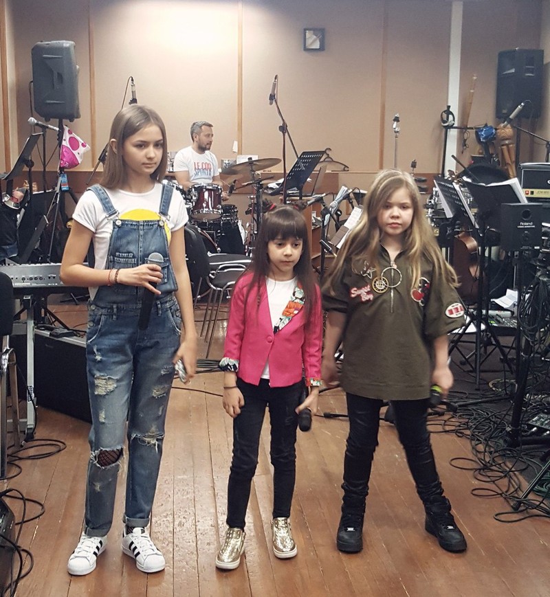 Юлианна - первая слева. Фото: vk.com "Голос.Дети"