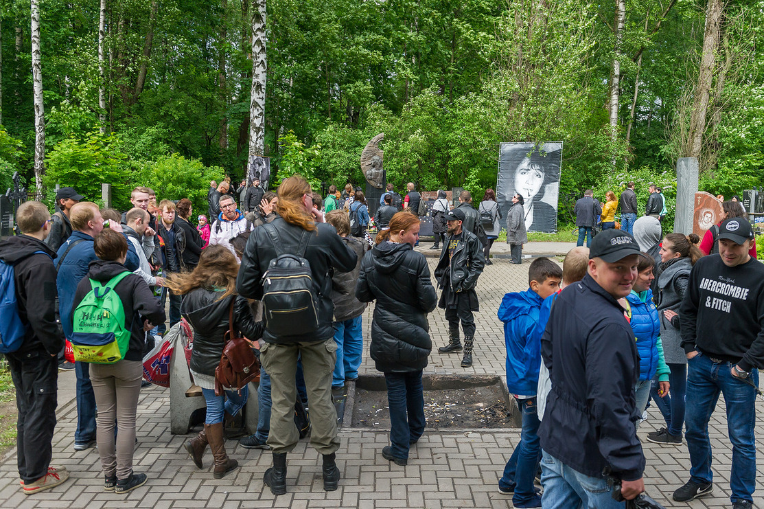 Компания молодых людей на скамейке у памятника исполняла "Группу крови".