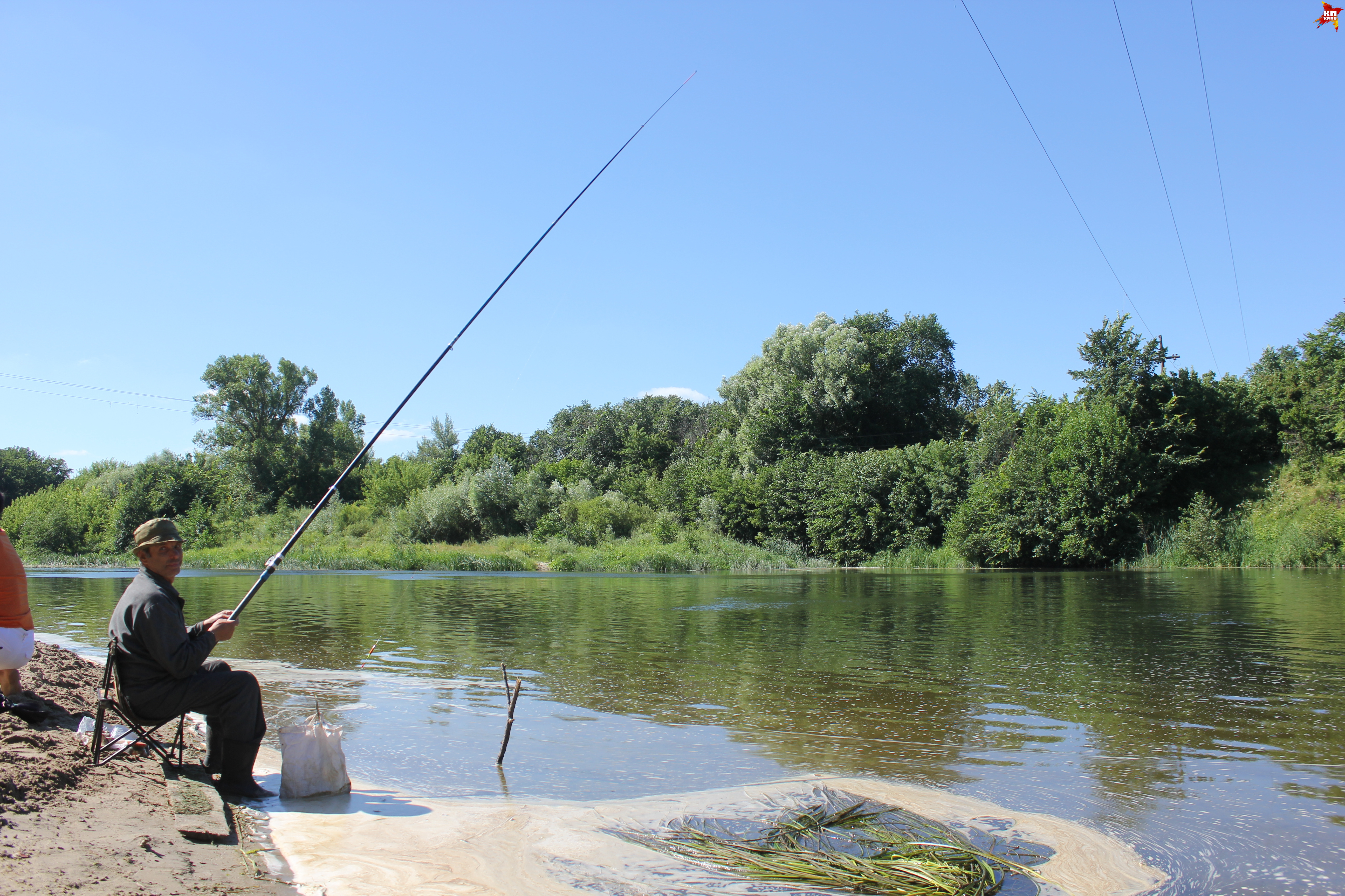 Рыбачить возле ГЭС не совсем безопасно: над рекой протянуты линии электропередач, и их можно зацепить, забрасывая удочку.