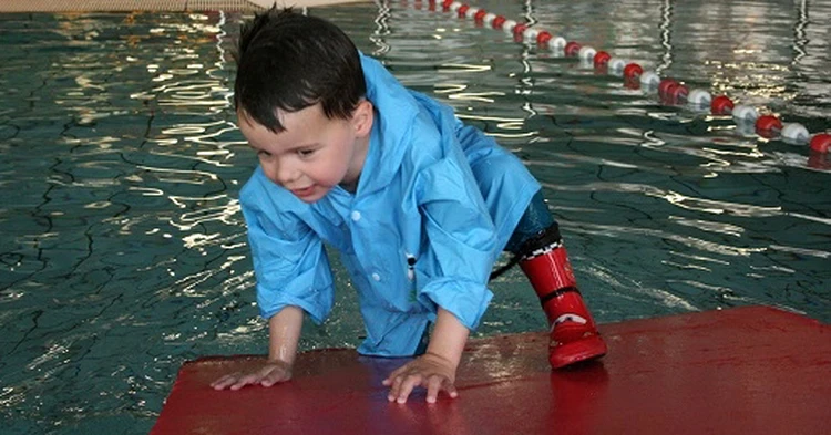 10 аксессуаров для обучения детей плаванию