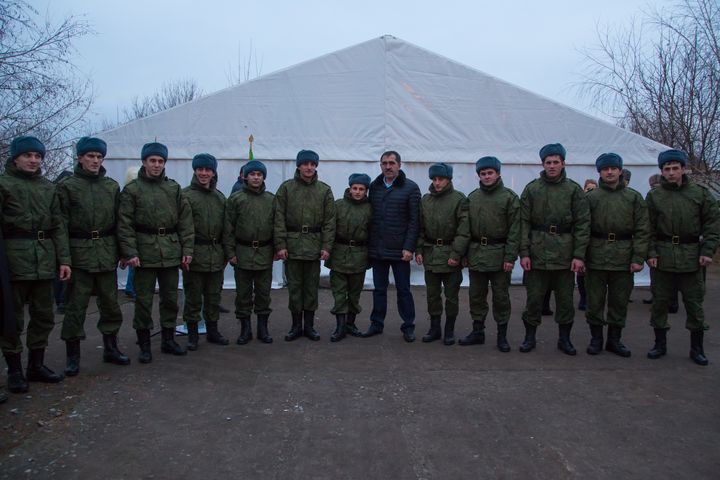 Глава Ингушетии, Герой России Юнус-Бек Евкуров с новобранцами. Фото: Али ОЗДОЕВ