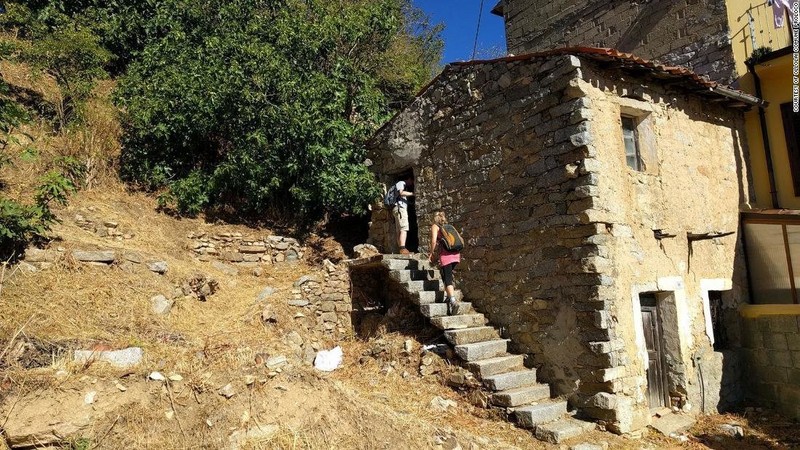 Такой дом можно купить за 1 евро, но обязательно его потом отреставрировать. Фото: CNN