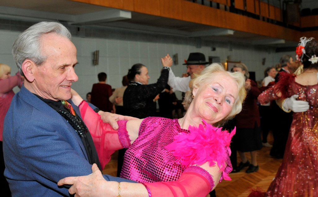 Познакомиться пенсионеру. Танцевальный вечер для пожилых людей. Танцы для пенсионеров. Встреча пожилых людей. Вечер отдыха для пожилых.
